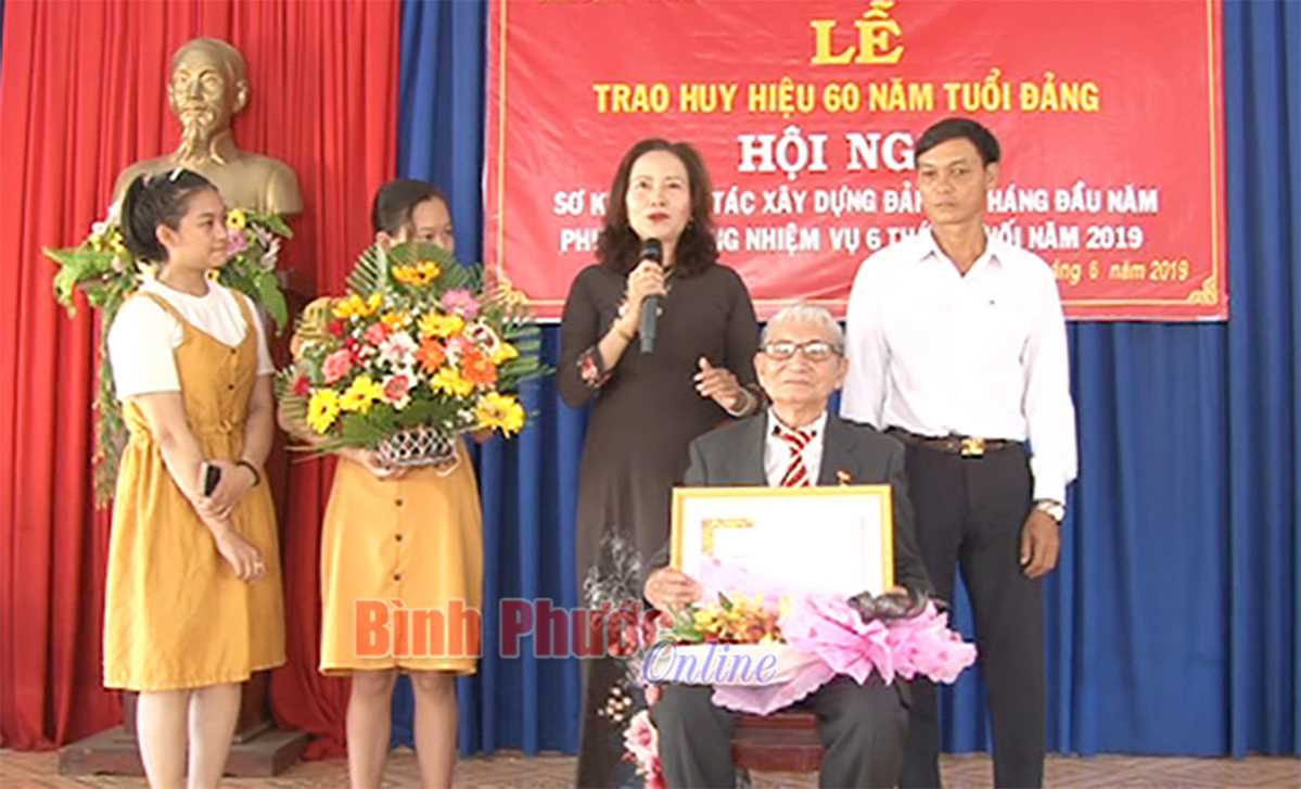 Đảng vi&ecirc;n Cao Cự Chu&acirc;n nhận Huy hiệu 60 năm tuổi Đảng