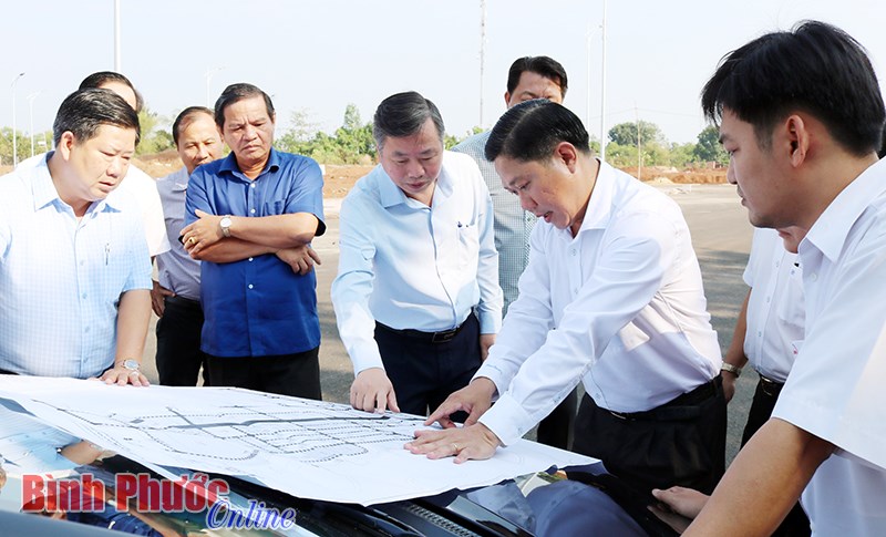 L&atilde;nh đạo tỉnh kiểm tra t&igrave;nh h&igrave;nh đầu tư x&acirc;y dựng trung t&acirc;m h&agrave;nh ch&iacute;nh huyện Ph&uacute; Riềng