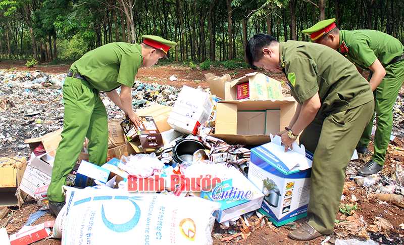 Phú Riềng tiêu hủy nhiều mặt hàng không rõ nguồn gốc