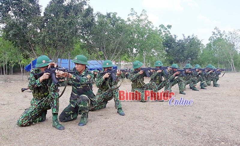 Th&aacute;ng 4 tr&ecirc;n thao trường huấn luyện chiến sĩ mới