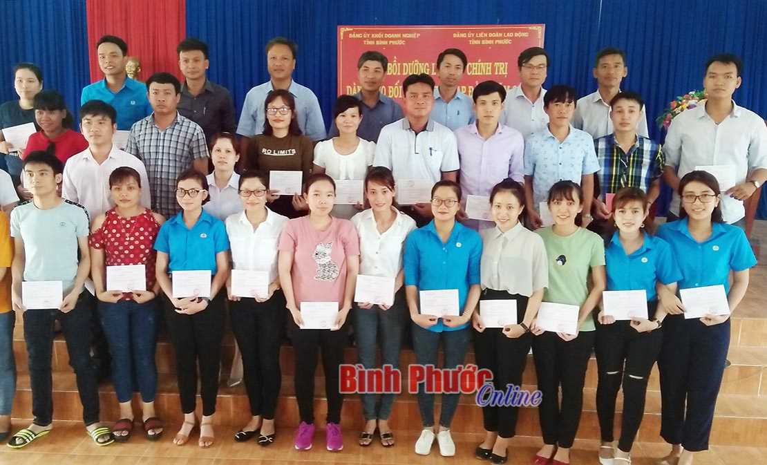 33 c&ocirc;ng nh&acirc;n, lao động được bồi dưỡng nhận thức về Đảng