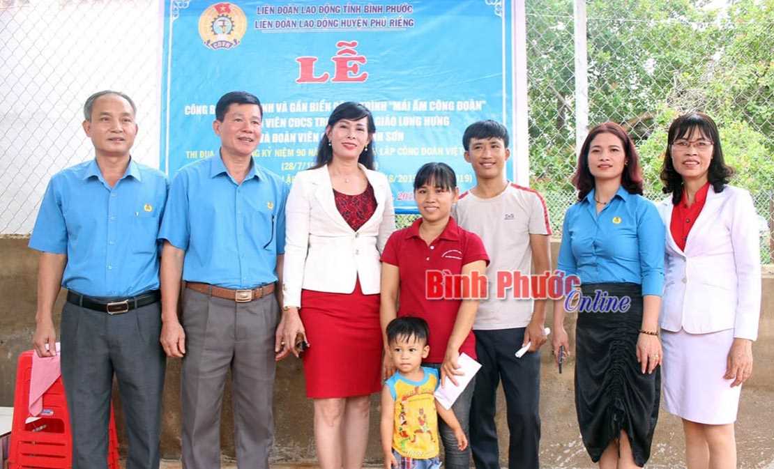 Thêm 2 mái ấm tặng công đoàn viên huyện Phú Riềng