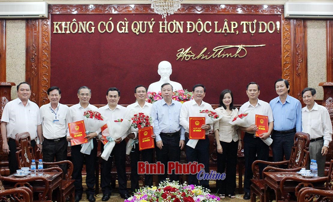 Trao quyết định điều động, bổ nhiệm 5 c&aacute;n bộ l&atilde;nh đạo