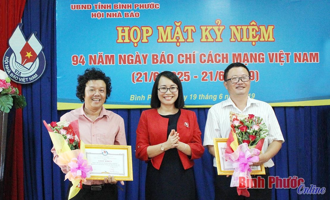 Họp mặt nh&acirc;n kỷ niệm 94 năm Ng&agrave;y b&aacute;o ch&iacute; c&aacute;ch mạng Việt Nam