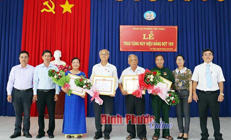 Đồng Xo&agrave;i: 22 đảng vi&ecirc;n được trao tặng Huy hiệu Đảng đợt 19-5