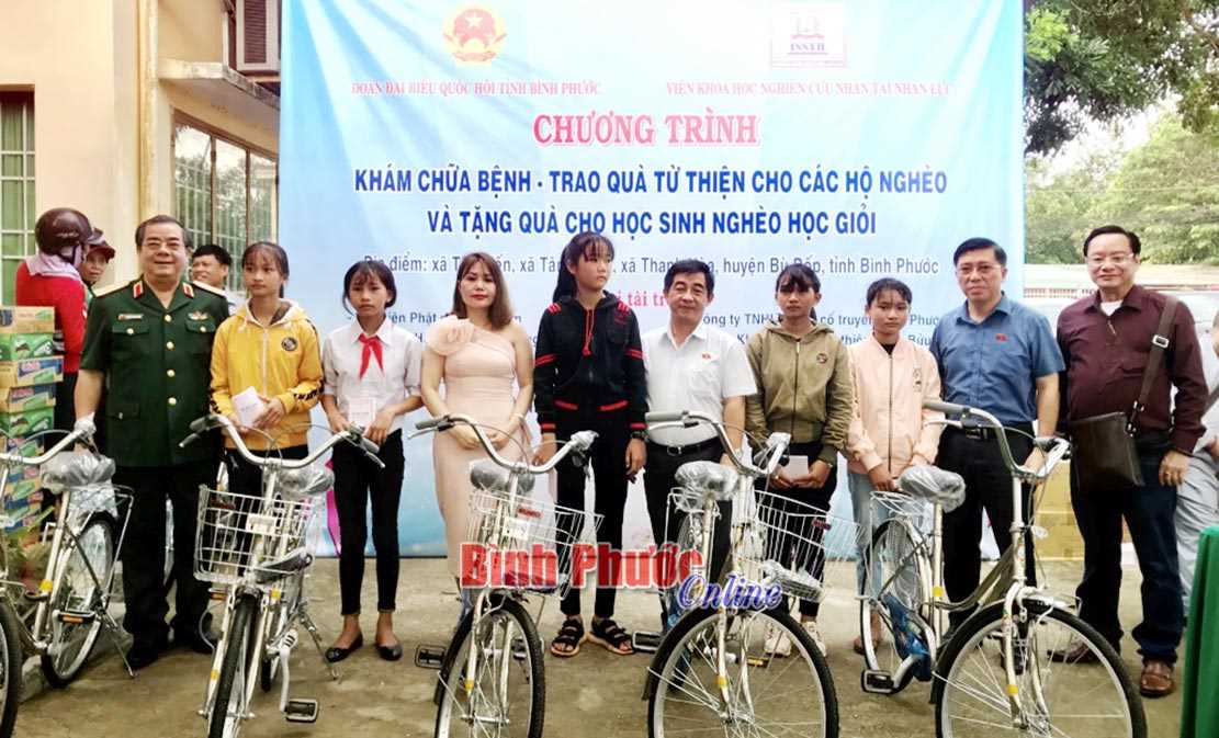 Đoàn đại biểu Quốc hội tỉnh tặng quà học sinh, người nghèo huyện Bù Đốp