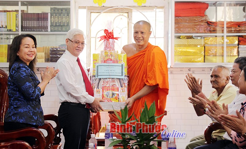 B&iacute; thư Tỉnh ủy ch&uacute;c tết Ch&ocirc;l Chnăm Thm&acirc;y đồng b&agrave;o Khơme