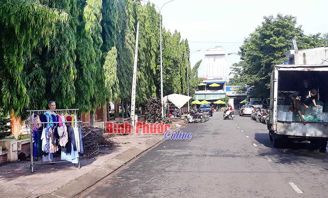 Nhếch nhác vỉa hè sau khu di tích quốc gia