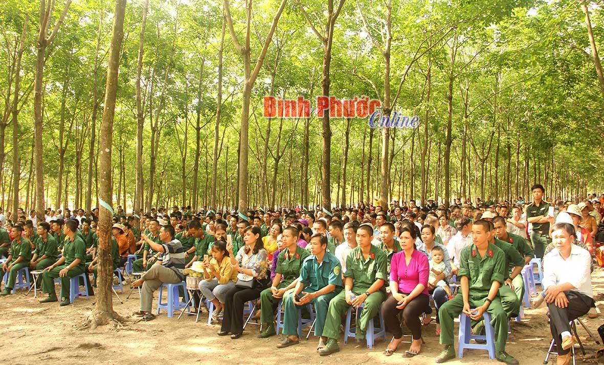 Họp mặt th&acirc;n nh&acirc;n gia đ&igrave;nh 450 chiến sĩ mới