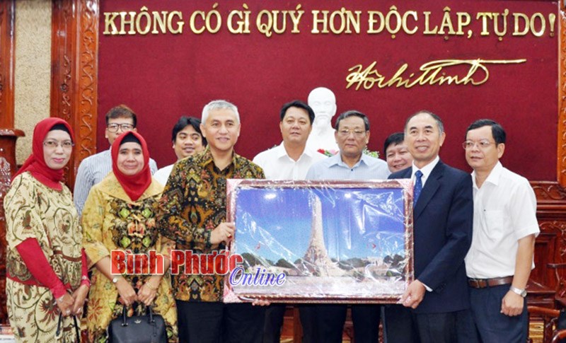 Tổng l&atilde;nh sự qu&aacute;n Indonesia ch&agrave;o x&atilde; giao l&atilde;nh đạo tỉnh