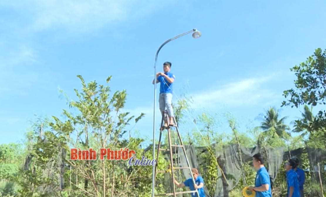 Tuổi trẻ Lộc Khánh thắp sáng những tuyến đường