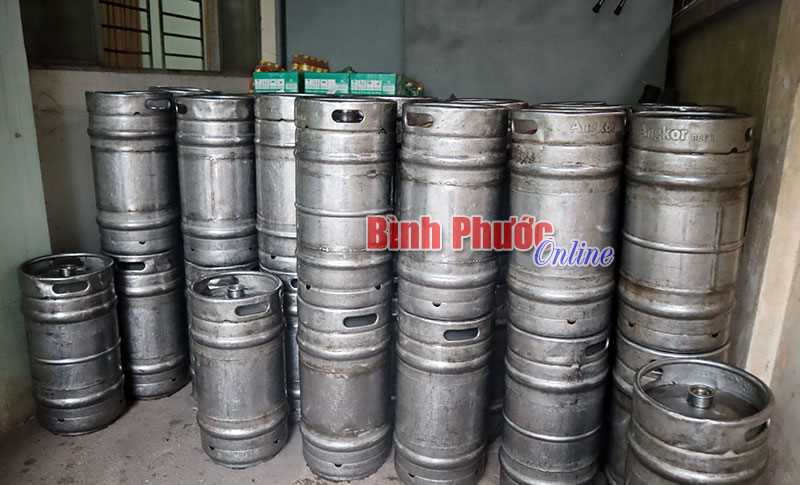 Đội Quản l&yacute; thị trường số 6 ph&aacute;t hiện, thu giữ H&agrave;ng ng&agrave;n l&iacute;t bia hơi kh&ocirc;ng r&otilde; nguồn gốc