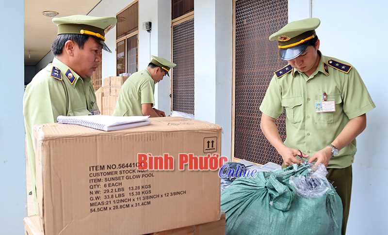 Lượng lớn h&agrave;ng h&oacute;a nhập lậu bị tạm giữ