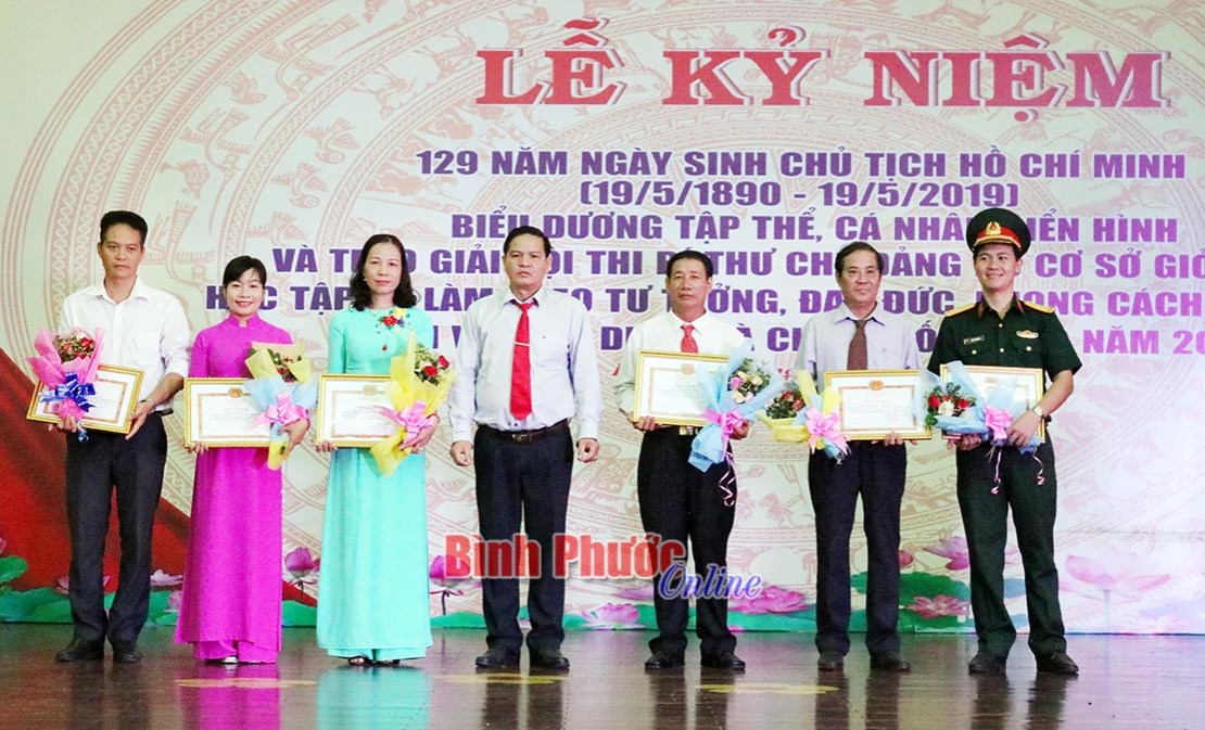 Ph&uacute; Riềng tập trung thực hiện 2 nội dung trọng t&acirc;m học v&agrave; l&agrave;m theo B&aacute;c