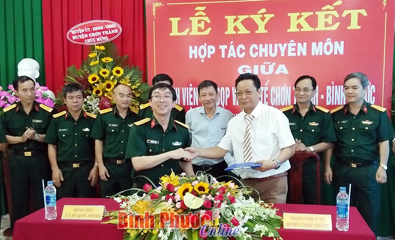 Trung tâm Y tế huyện Chơn Thành ký kết hợp tác với Bệnh viện Quân y 175