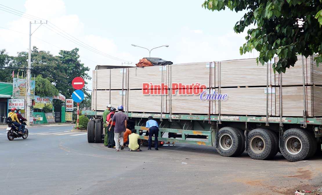 Một phụ nữ thoát chết thần kỳ dưới gầm xe container