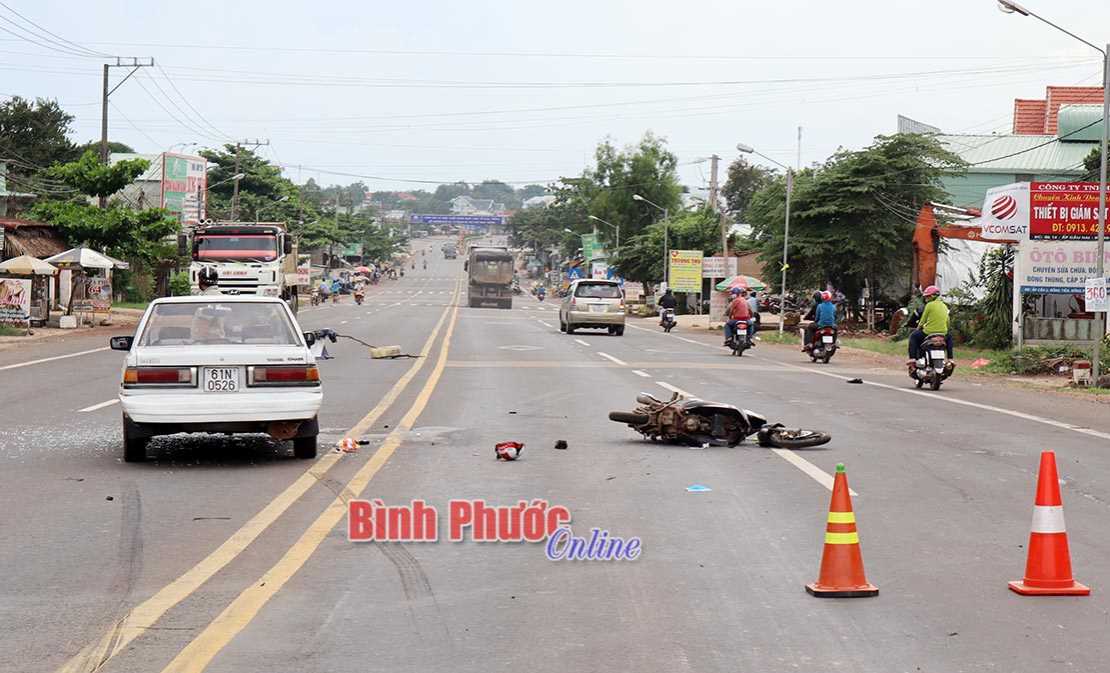 Điều khiển xe môtô ngược chiều, nam thanh niên bị ôtô tông