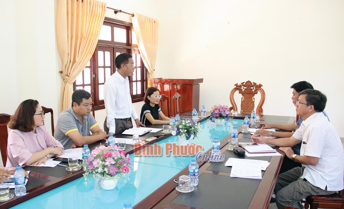 27 đảng vi&ecirc;n người d&acirc;n tộc S'ti&ecirc;ng&nbsp;ở B&ugrave; Gia Mập được cấp b&aacute;o biếu