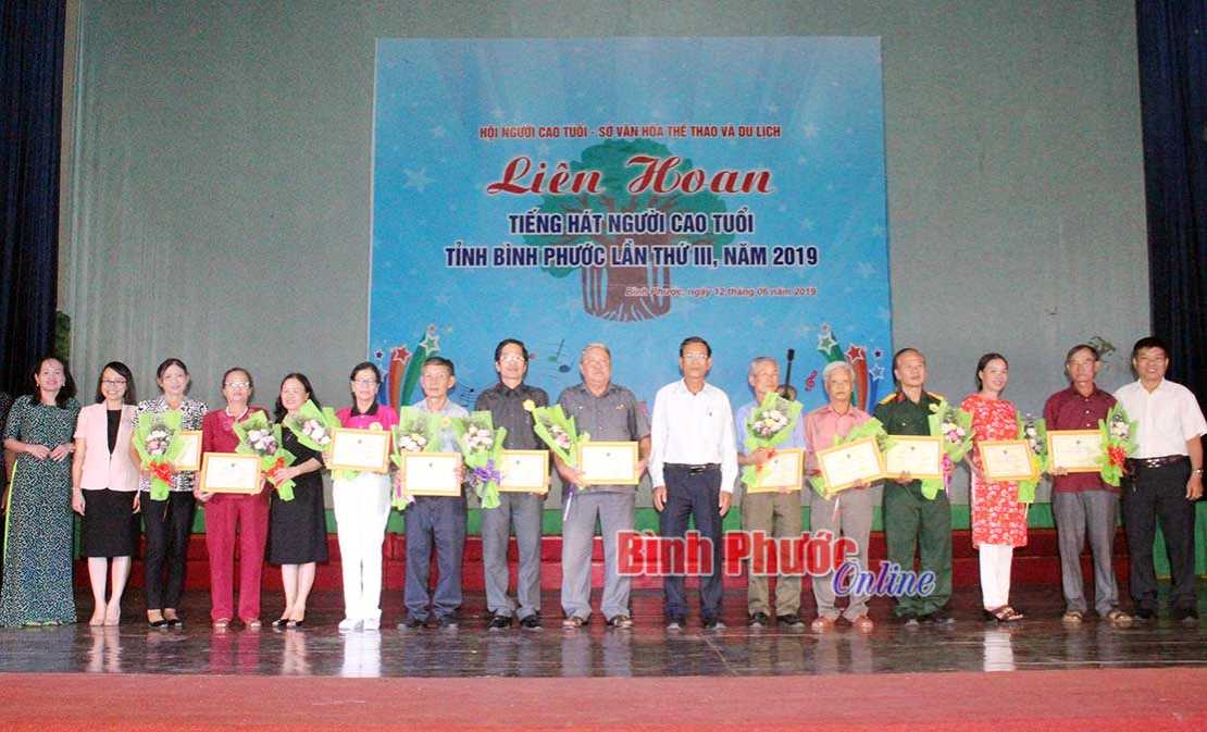 Đồng Ph&uacute; nhất to&agrave;n đo&agrave;n li&ecirc;n hoan tiếng h&aacute;t người cao tuổi