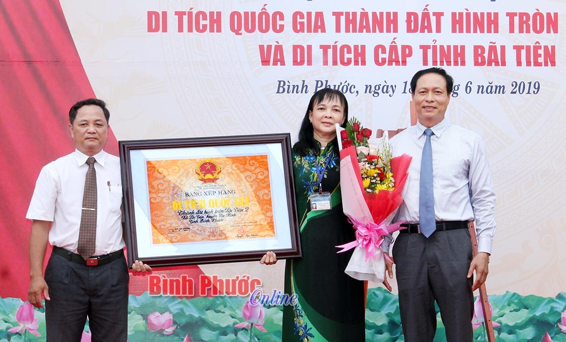 Đ&oacute;n bằng xếp hạng di t&iacute;ch quốc gia Th&agrave;nh đất h&igrave;nh tr&ograve;n Lộc Tấn 2 v&agrave; di t&iacute;ch cấp tỉnh B&atilde;i Ti&ecirc;n