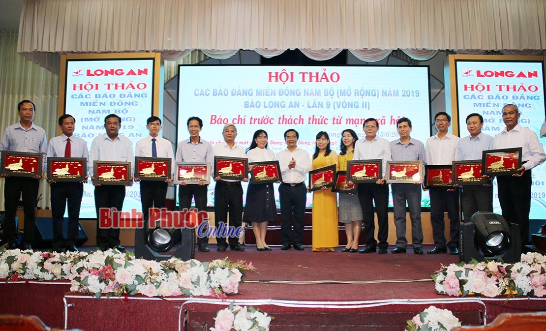 Hội thảo &ldquo;B&aacute;o ch&iacute; trước th&aacute;ch thức từ mạng x&atilde; hội&rdquo;