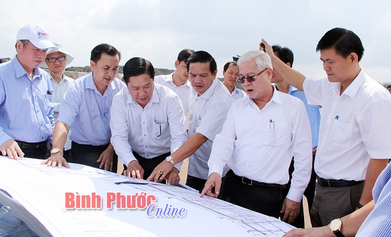 B&iacute; thư Tỉnh ủy kiểm tra tiến độ c&aacute;c c&ocirc;ng tr&igrave;nh trọng điểm tại Ph&uacute; Riềng v&agrave; B&ugrave; Đốp