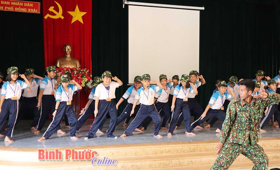 Học sinh trải nghiệm “Một ngày làm chiến sĩ”