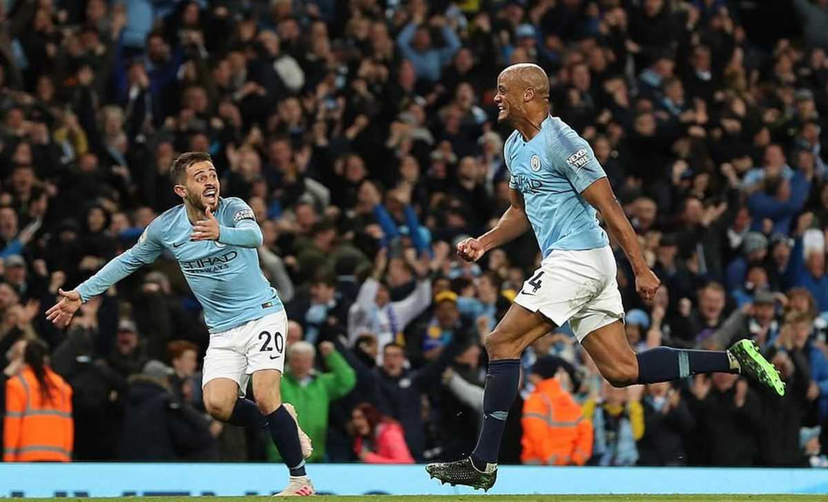 Kompany lập siêu phẩm, Man City áp sát ngôi vương Premier League