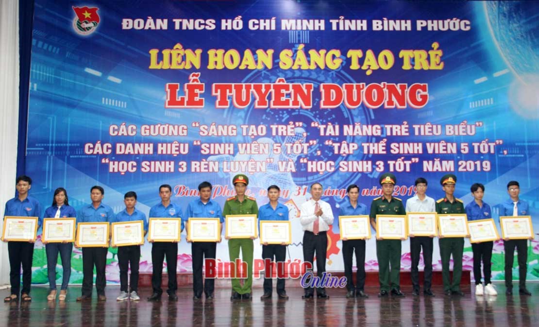 Tuyên dương 120 học sinh, sinh viên, đoàn viên xuất sắc