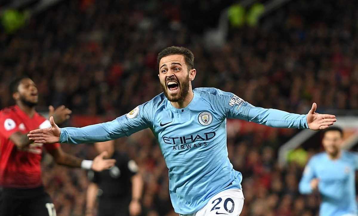 Hạ gục Manchester United, Man City chính thức giành ngôi đầu