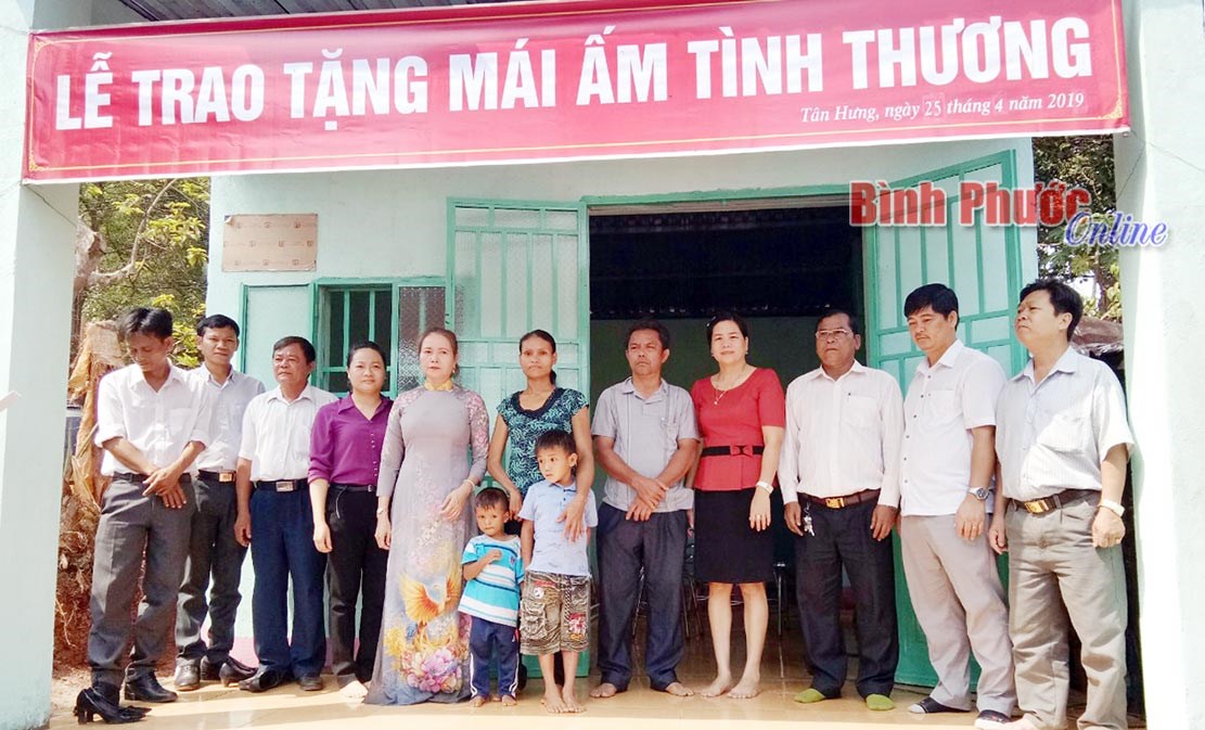 MTTQ xã Tân Hưng vận động hỗ trợ nhà ở cho hộ nghèo