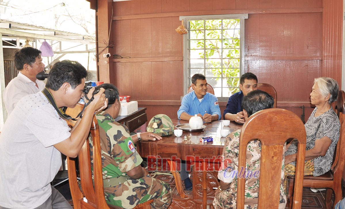 Nh&agrave; b&aacute;o mặc &aacute;o l&iacute;nh