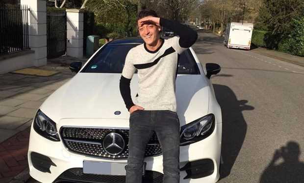 Mesut Ozil vung tiền mua xe mới để quên nỗi buồn trên sân cỏ
