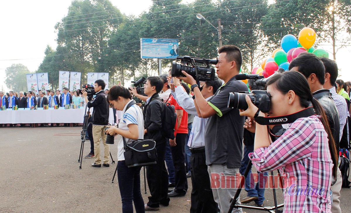 Ph&iacute;a sau nh&agrave; b&aacute;o nữ