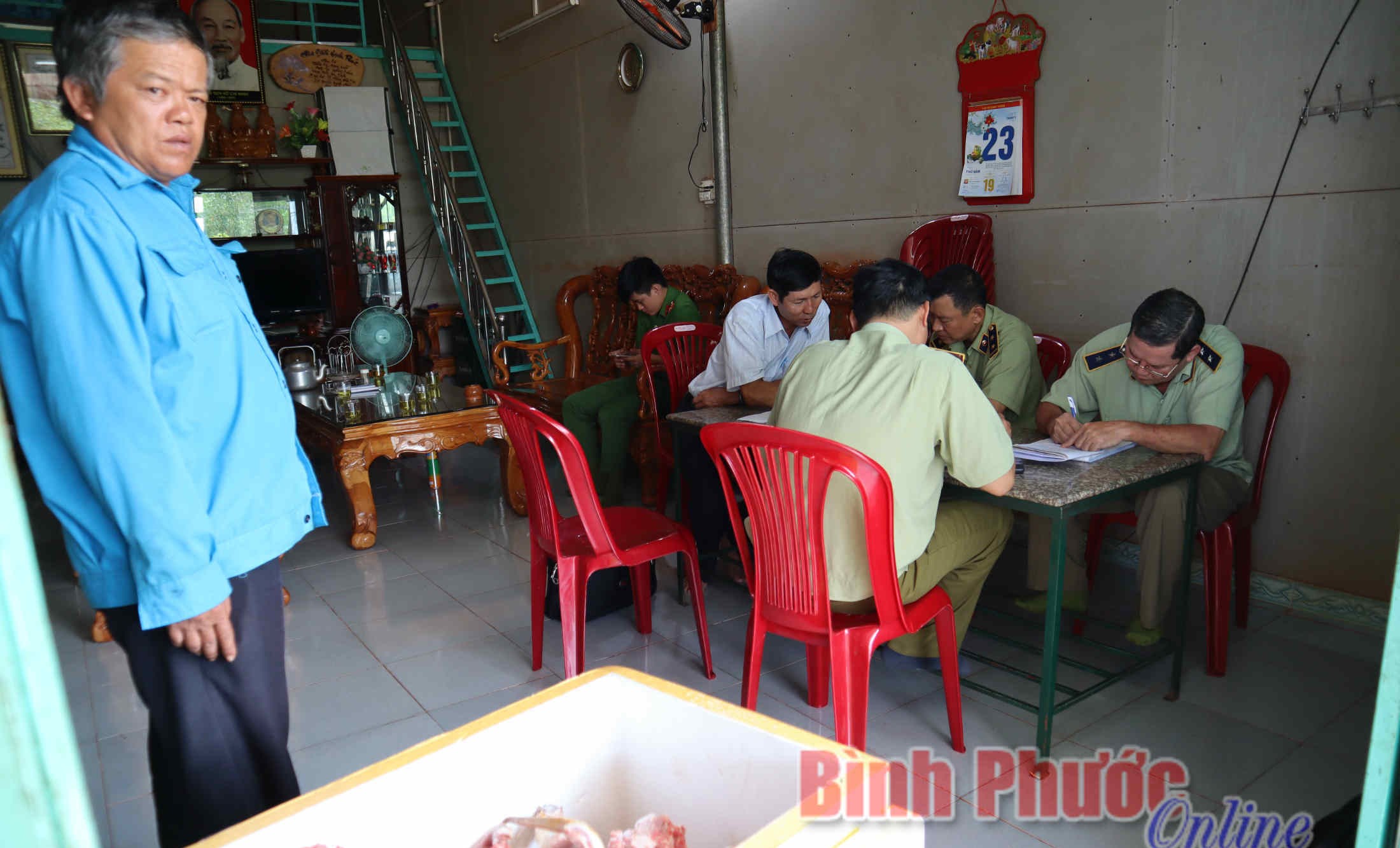 Phát hiện và tiêu hủy 42 kg thịt heo không rõ nguồn gốc ở Đồng Xoài