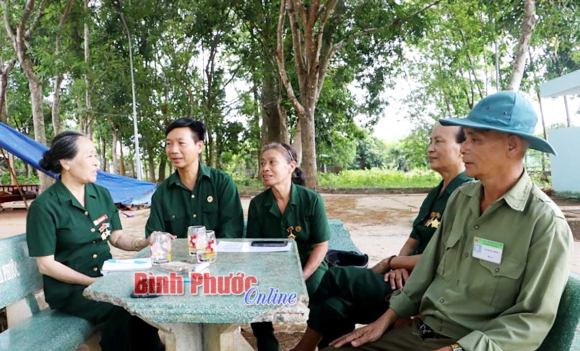 S&aacute;ng m&atilde;i h&igrave;nh ảnh bộ đội Cụ Hồ