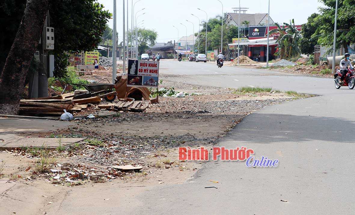 Ng&atilde; ba nhếch nh&aacute;c