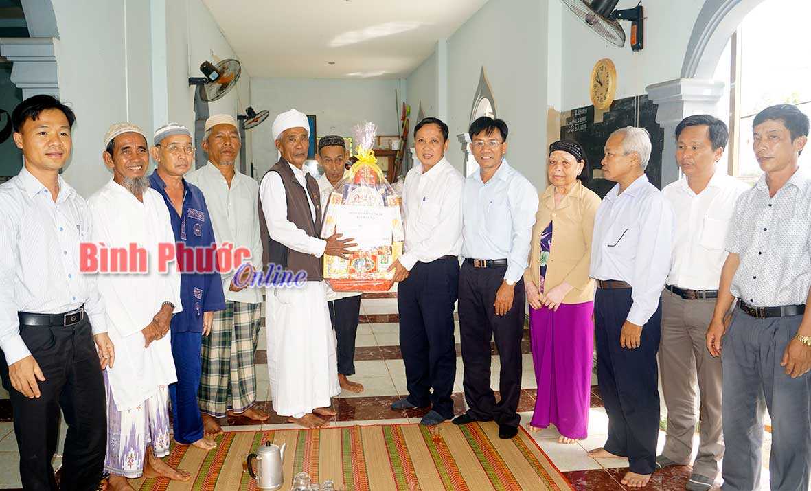 L&atilde;nh đạo tỉnh ch&uacute;c tết Ramadal đồng b&agrave;o Chăm