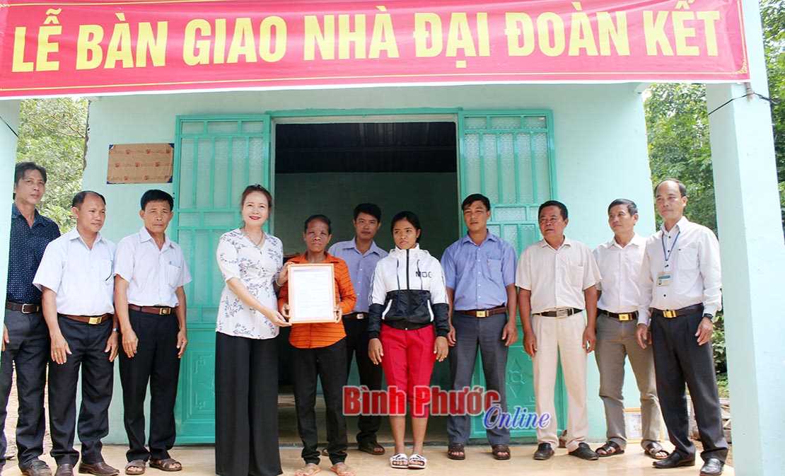 Tân Hưng bàn giao nhà đại đoàn kết tặng hộ DTTS nghèo