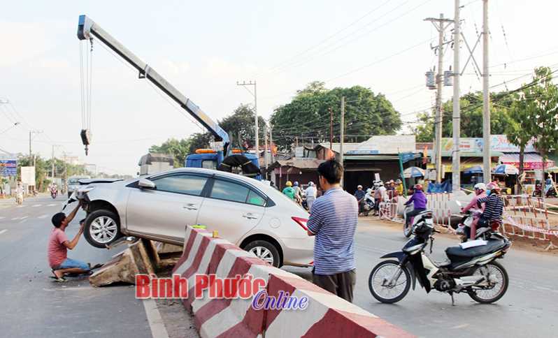 Ôtô va chạm xe gắn máy, 1 người bị thương