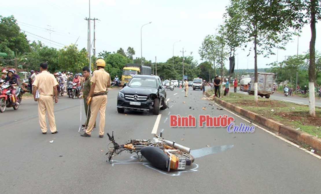 Thi&ecirc;̣t mạng v&igrave; đi ngược làn đường