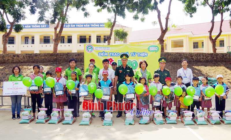 Tặng quà học sinh có hoàn cảnh khó khăn ở Thiện Hưng
