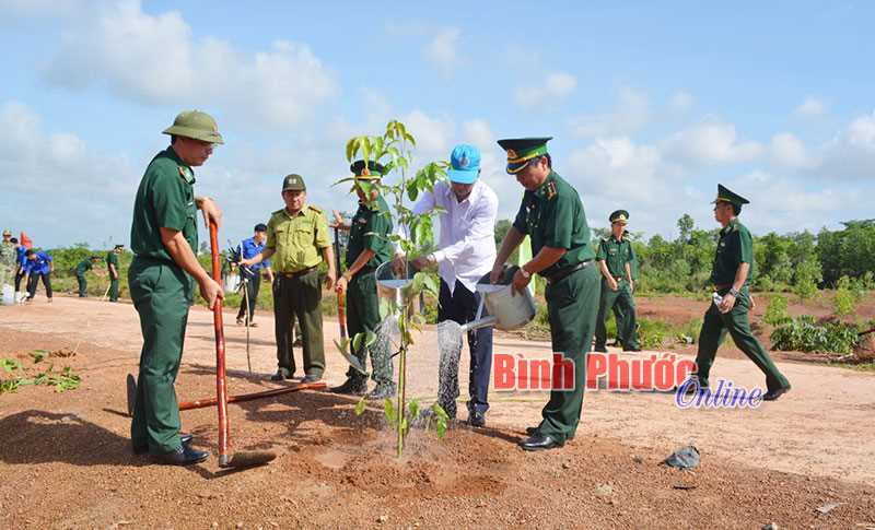 Đồn bi&ecirc;n ph&ograve;ng Hoa Lư trồng c&acirc;y &ldquo;Đời đời nhớ ơn B&aacute;c Hồ vĩ đại&rdquo;