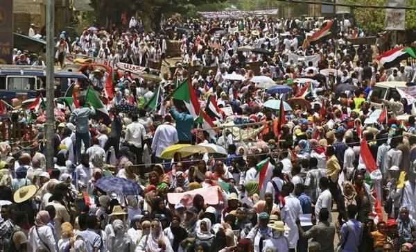 Hàng trăm người biểu tình tiếp tục đổ về thủ đô Khartoum của Sudan