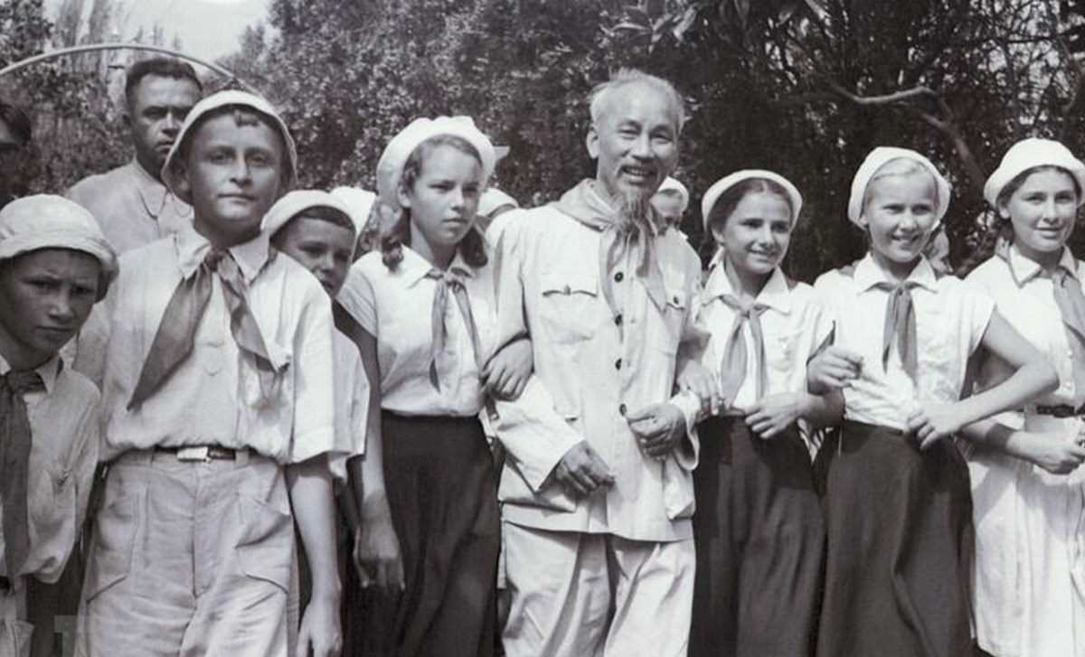 Nga: Hoạt động kỷ niệm ng&agrave;y sinh của B&aacute;c Hồ tại th&agrave;nh phố Vladivostok