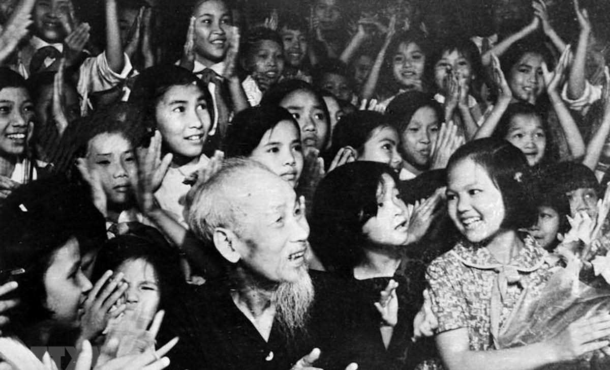 Di ch&uacute;c Chủ tịch Hồ Ch&iacute; Minh: Ngọn đuốc soi đường c&aacute;ch mạng Việt Nam