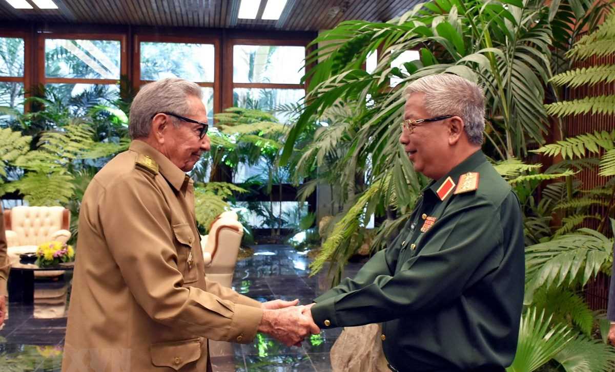 Đại tướng Raul Castro tiếp Thượng tướng Nguyễn Ch&iacute; Vịnh