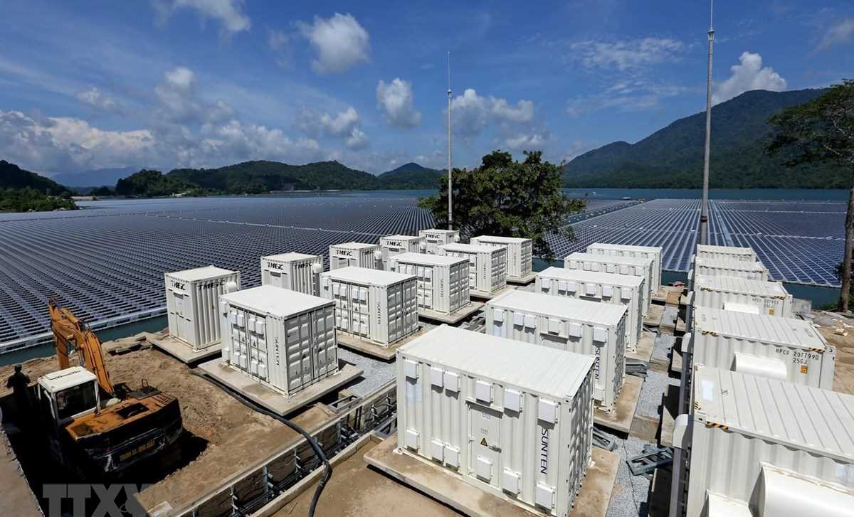 Nhà máy điện mặt trời đầu tiên được lắp đặt trên mặt hồ phát điện