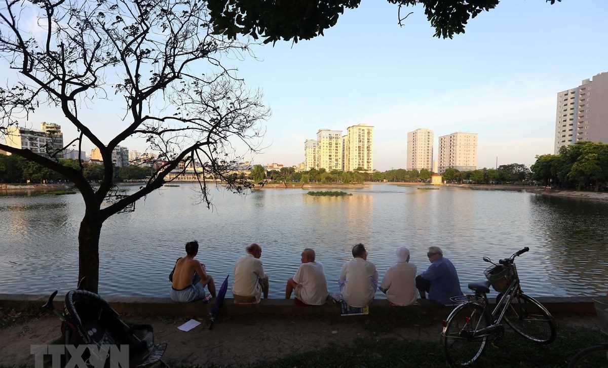 Nắng nóng gay gắt bao trùm khắp các tỉnh Bắc Bộ và Trung Bộ