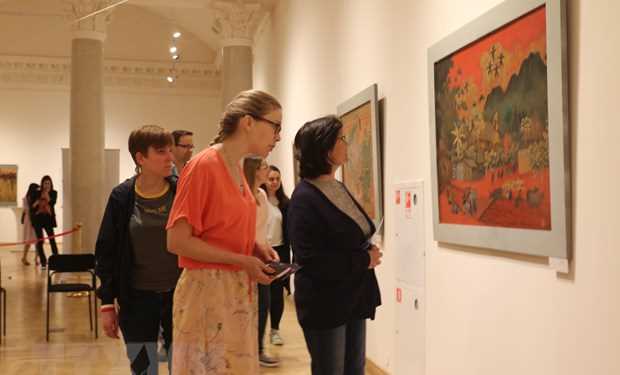 Tranh sơn m&agrave;i Việt Nam đến với c&ocirc;ng ch&uacute;ng y&ecirc;u nghệ thuật Nga